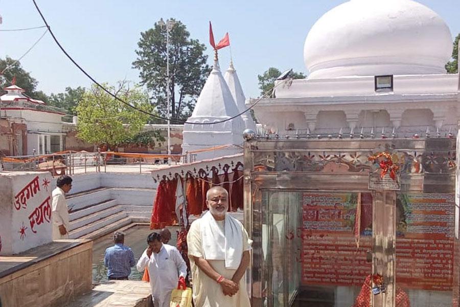 Ved Vidya Martand Brahmachari Girish Ji has visited Amarkantaka, from where fifth largest Holy River of India Narmada Ji has originated from a Shivlinga in Narmada Kund and worshiped Maa Narmada.
