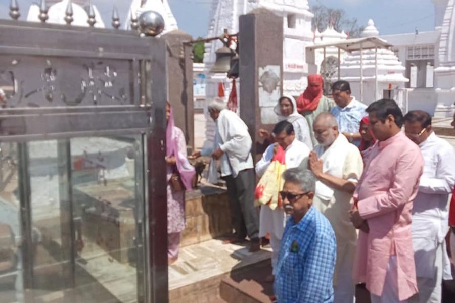 Ved Vidya Martand Brahmachari Girish Ji has visited Amarkantaka, from where fifth largest Holy River of India Narmada Ji has originated from a Shivlinga in Narmada Kund and worshiped Maa Narmada.

