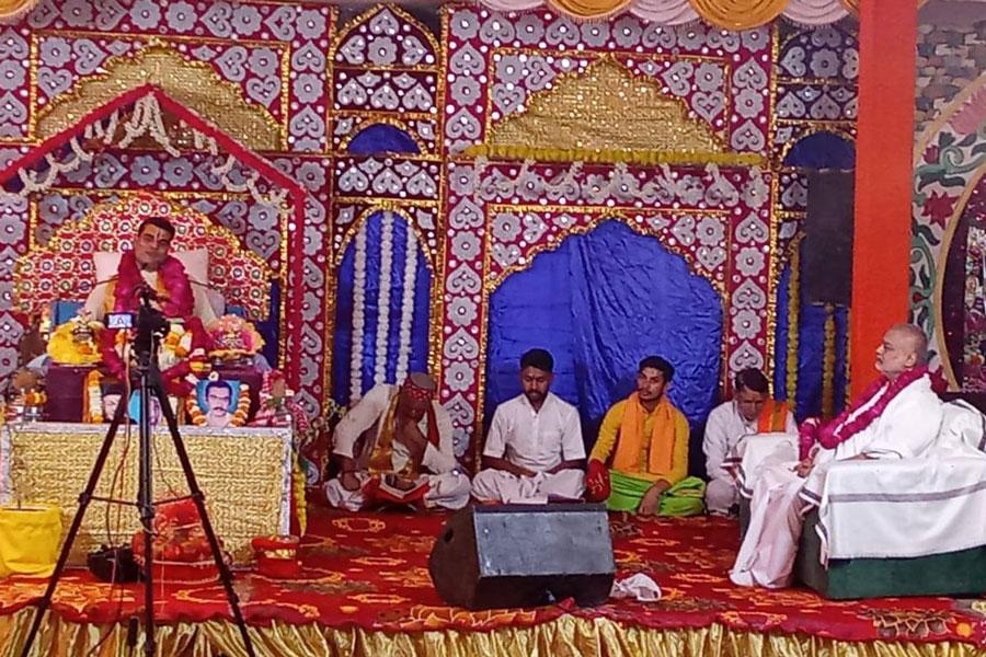 Brahmachari Girish Ji has visited Ashram of Acharya Krishnadas Shastri Ji Maharaj, a highly reputed Kathavachak from Vrindavan. Brahmachari Ji was welcomed by Acharya Ji and many other saints and special guests.