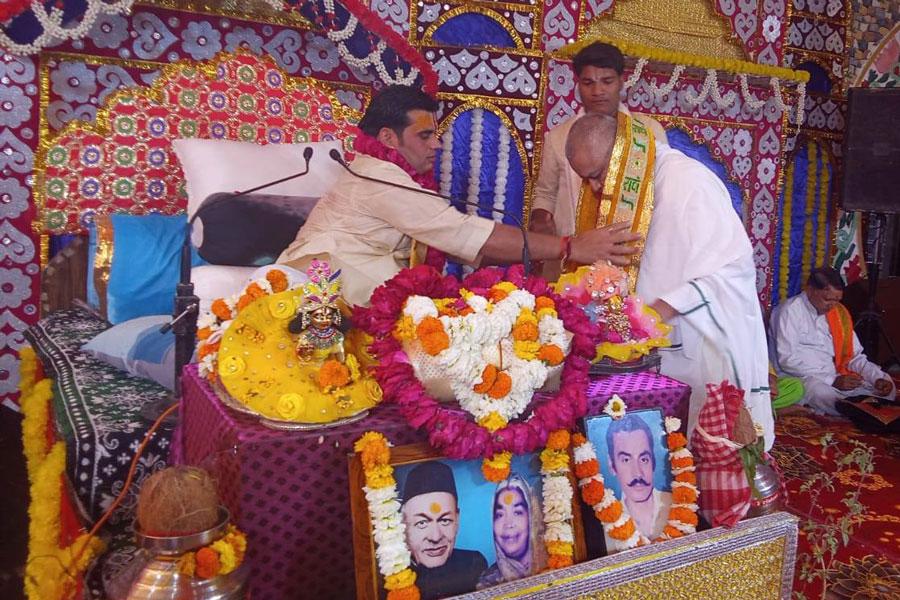 Brahmachari Girish Ji has visited Ashram of Acharya Krishnadas Shastri Ji Maharaj, a highly reputed Kathavachak from Vrindavan. Brahmachari Ji was welcomed by Acharya Ji and many other saints and special guests.