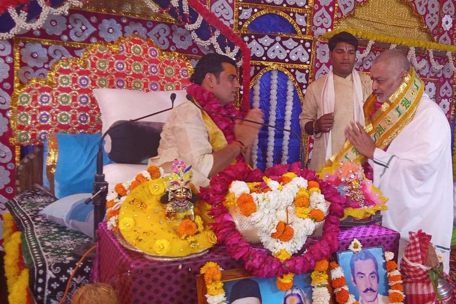 Brahmachari Girish Ji has visited Ashram of Acharya Krishnadas Shastri Ji Maharaj, a highly reputed Kathavachak from Vrindavan. Brahmachari Ji was welcomed by Acharya Ji and many other saints and special guests.