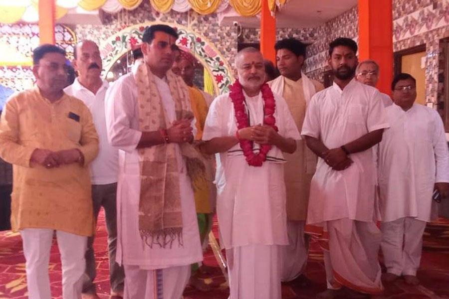 Brahmachari Girish Ji has visited Ashram of Acharya Krishnadas Shastri Ji Maharaj, a highly reputed Kathavachak from Vrindavan. Brahmachari Ji was welcomed by Acharya Ji and many other saints and special guests.