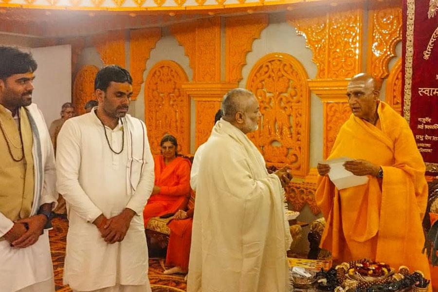 Brahmachari Girish Ji with Acharya Basant Das, Shri Ved Prakash Sharma and Shri Ramdev Dubey met Junapeethadheeshwar Acharya Mahamandleshwar His Holiness Swami Awdheshnand Giri ji Maharaj and invited him to attend a conference on 