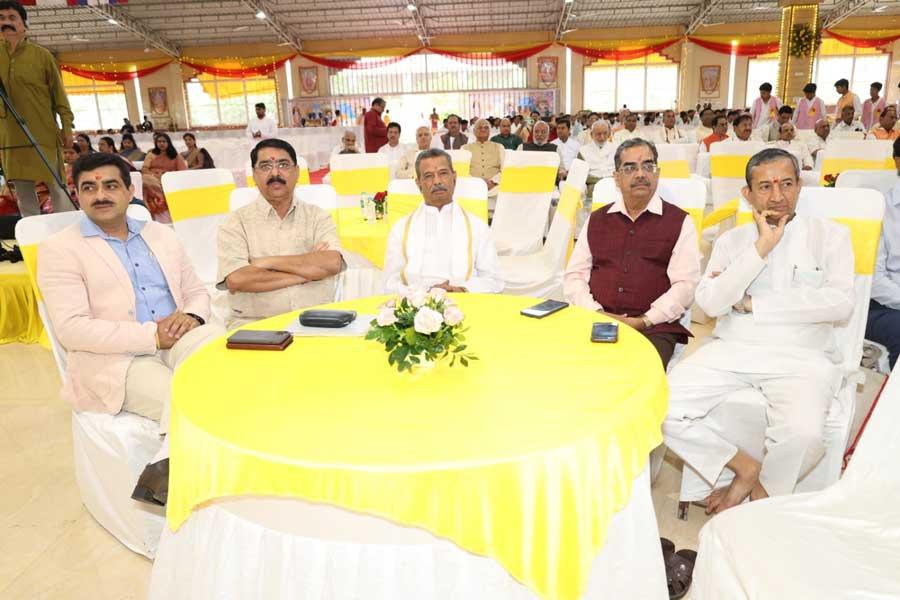 महर्षि शैक्षणिक संस्थान समूह के अध्यक्ष वेद विद्या मार्तंड ब्रह्मचारी गिरीश जी ने दो दिवसीय कार्यक्रम का शुभारंभ 
