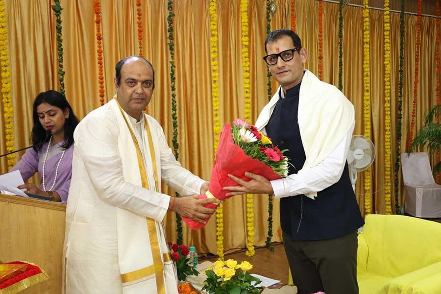 महर्षि शैक्षणिक संस्थान समूह के अध्यक्ष वेद विद्या मार्तंड ब्रह्मचारी गिरीश जी ने दो दिवसीय कार्यक्रम का शुभारंभ 