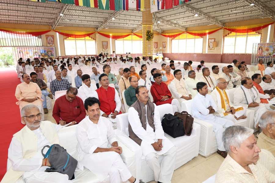 महर्षि शैक्षणिक संस्थान समूह के अध्यक्ष वेद विद्या मार्तंड ब्रह्मचारी गिरीश जी ने दो दिवसीय कार्यक्रम का शुभारंभ 