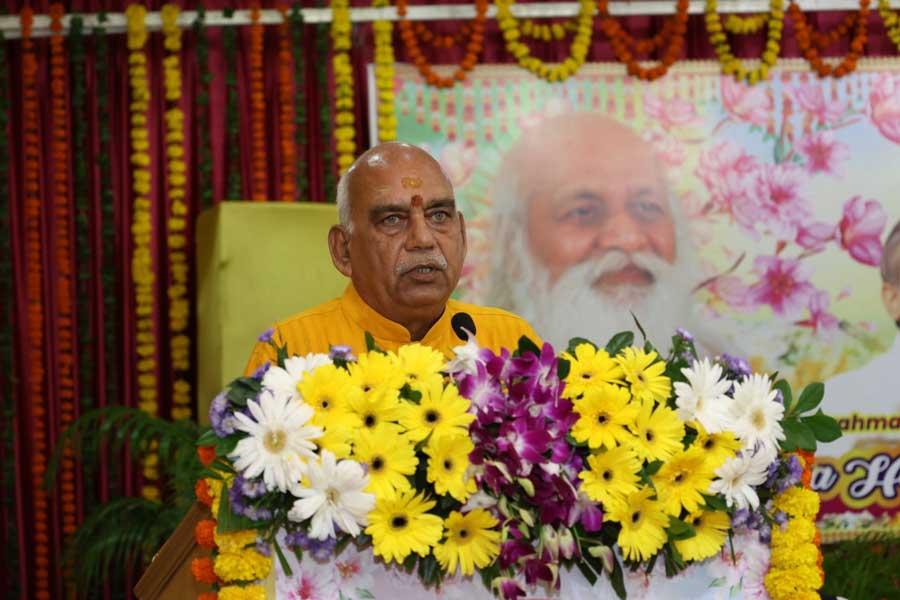 महर्षि शैक्षणिक संस्थान समूह के अध्यक्ष वेद विद्या मार्तंड ब्रह्मचारी गिरीश जी ने दो दिवसीय कार्यक्रम का शुभारंभ 