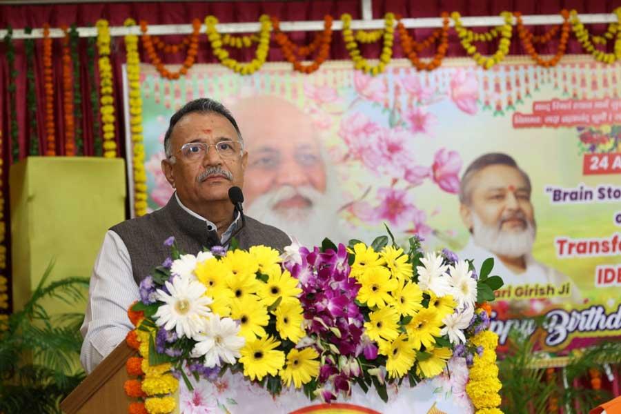 महर्षि शैक्षणिक संस्थान समूह के अध्यक्ष वेद विद्या मार्तंड ब्रह्मचारी गिरीश जी ने दो दिवसीय कार्यक्रम का शुभारंभ 