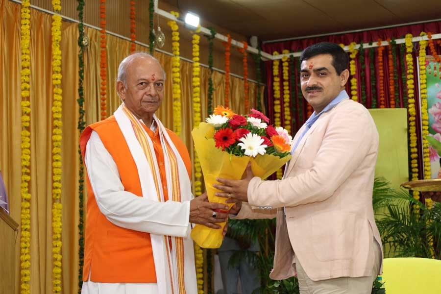 महर्षि शैक्षणिक संस्थान समूह के अध्यक्ष वेद विद्या मार्तंड ब्रह्मचारी गिरीश जी ने दो दिवसीय कार्यक्रम का शुभारंभ 