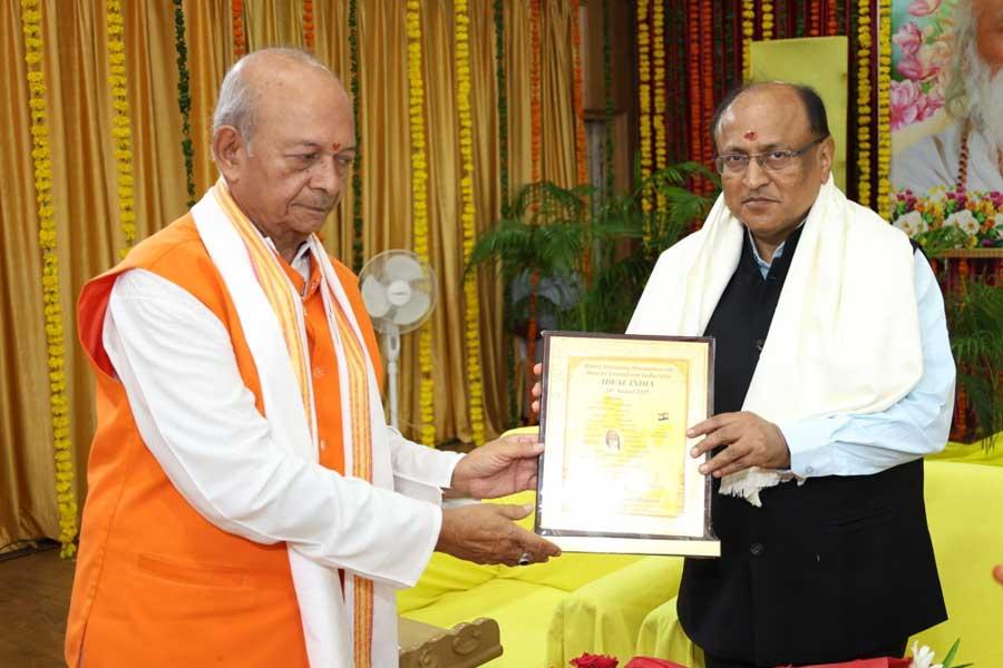 महर्षि शैक्षणिक संस्थान समूह के अध्यक्ष वेद विद्या मार्तंड ब्रह्मचारी गिरीश जी ने दो दिवसीय कार्यक्रम का शुभारंभ 