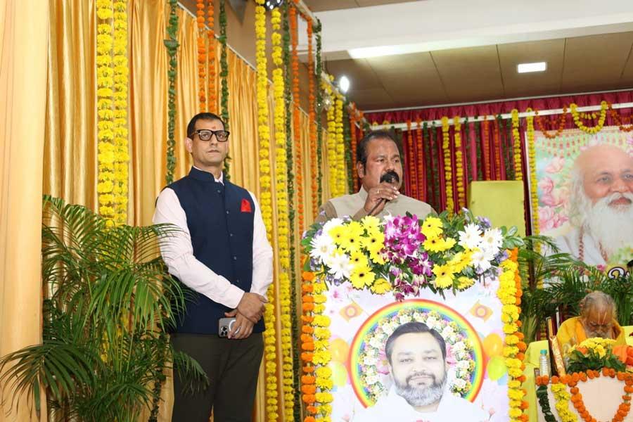 महर्षि शैक्षणिक संस्थान समूह के अध्यक्ष वेद विद्या मार्तंड ब्रह्मचारी गिरीश जी ने दो दिवसीय कार्यक्रम का शुभारंभ 