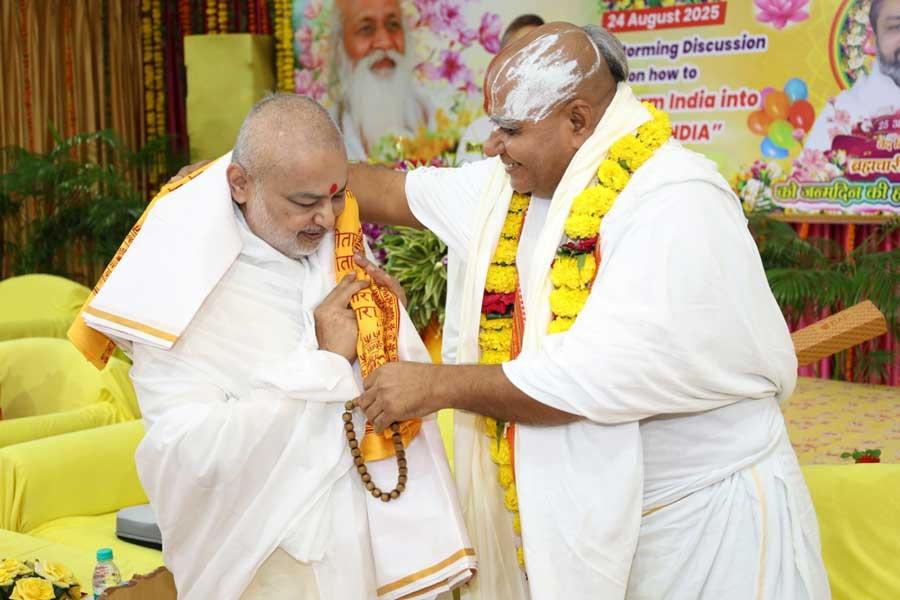 महर्षि शैक्षणिक संस्थान समूह के अध्यक्ष वेद विद्या मार्तंड ब्रह्मचारी गिरीश जी ने दो दिवसीय कार्यक्रम का शुभारंभ 