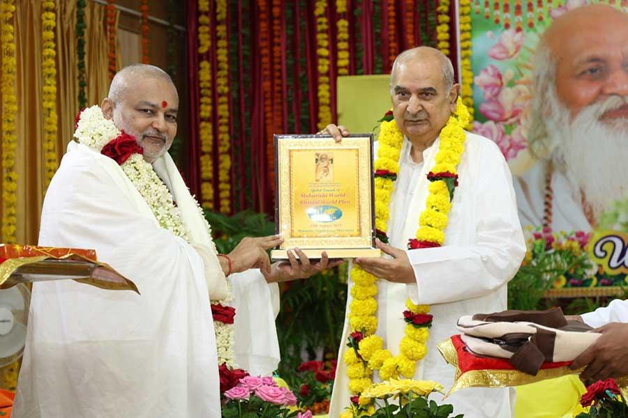 महर्षि शैक्षणिक संस्थान समूह के अध्यक्ष वेद विद्या मार्तंड ब्रह्मचारी गिरीश जी ने दो दिवसीय कार्यक्रम का शुभारंभ 