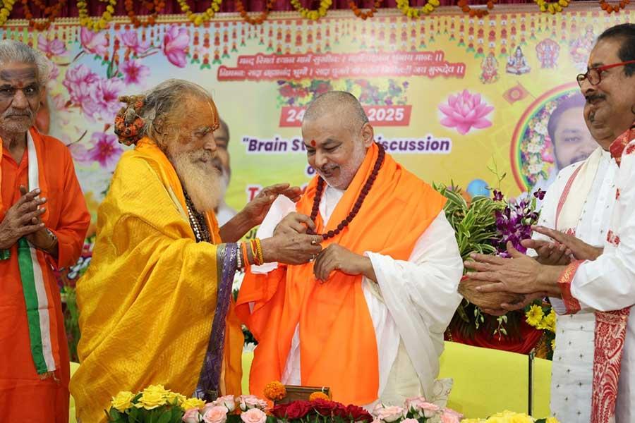 महर्षि शैक्षणिक संस्थान समूह के अध्यक्ष वेद विद्या मार्तंड ब्रह्मचारी गिरीश जी ने दो दिवसीय कार्यक्रम का शुभारंभ 