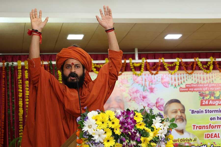महर्षि शैक्षणिक संस्थान समूह के अध्यक्ष वेद विद्या मार्तंड ब्रह्मचारी गिरीश जी ने दो दिवसीय कार्यक्रम का शुभारंभ 