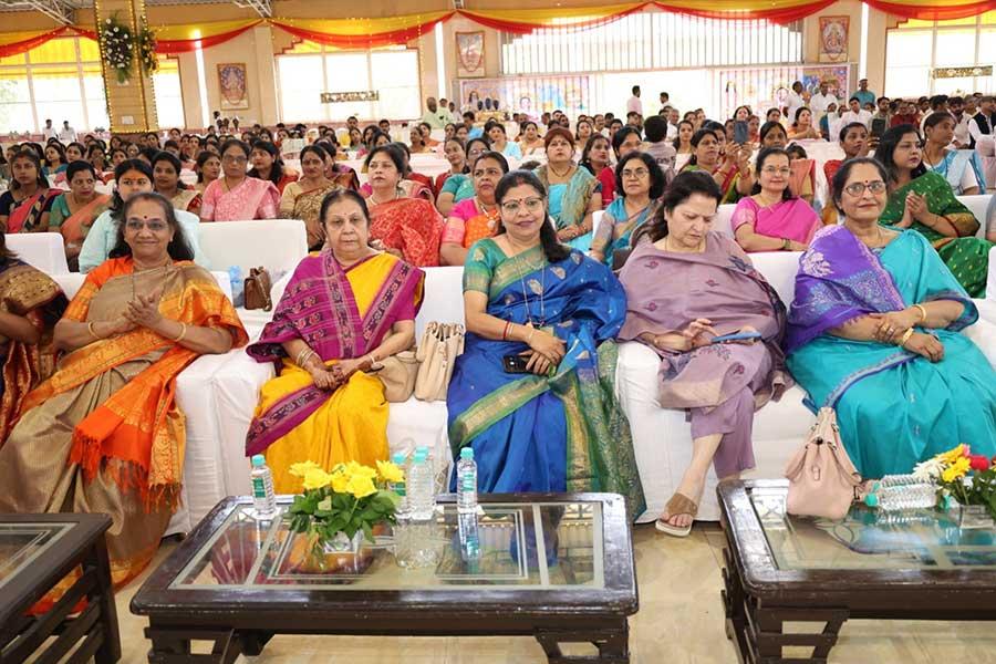   महर्षि विद्या मंदिर विद्यालय समूह के अध्यक्ष ब्रह्मचारी गिरीश जी ने २५ अगस्त को अनेक साधु, संत एवं महात्माओं की उपस्थिति में 