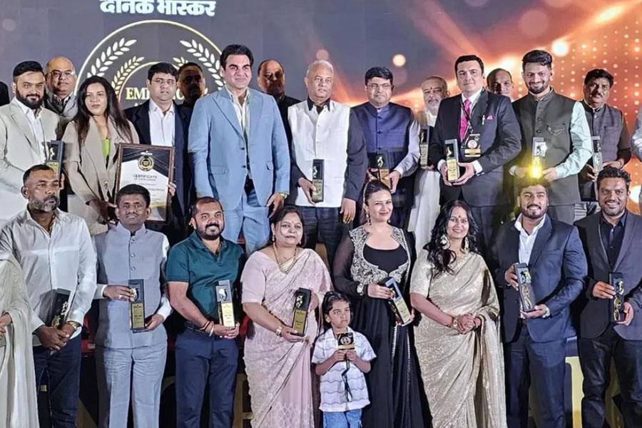 Dainik Bhaskar has identified and awarded some of the highly accomplished leaders from different fetternity I.e. business, construction, educationists, medical etc. Brahmachari Girish ji was also awarded for his unparelal accomplishments in the field of education and many other areas.