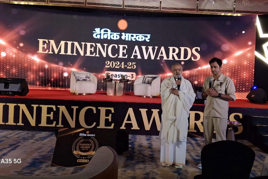 Dainik Bhaskar has identified and awarded some of the highly accomplished leaders from different fetternity I.e. business, construction, educationists, medical etc. Brahmachari Girish ji was also awarded for his unparelal accomplishments in the field of education and many other areas.