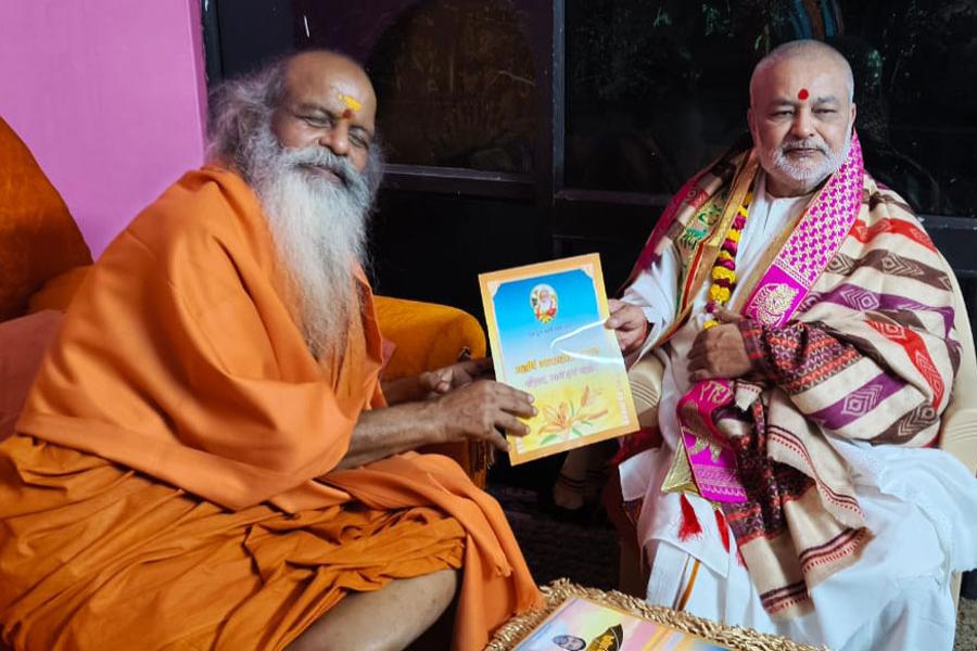 Brahmachari Girish Ji has visited Paramhans Pujya Swami Shri Gyananand Saraswati Ji Maharaj, Govardhan Shri Peethadheeshwar at Govardhan, Vrindavan.