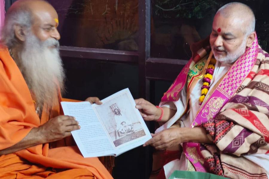 Brahmachari Girish Ji has visited Paramhans Pujya Swami Shri Gyananand Saraswati Ji Maharaj, Govardhan Shri Peethadheeshwar at Govardhan, Vrindavan.