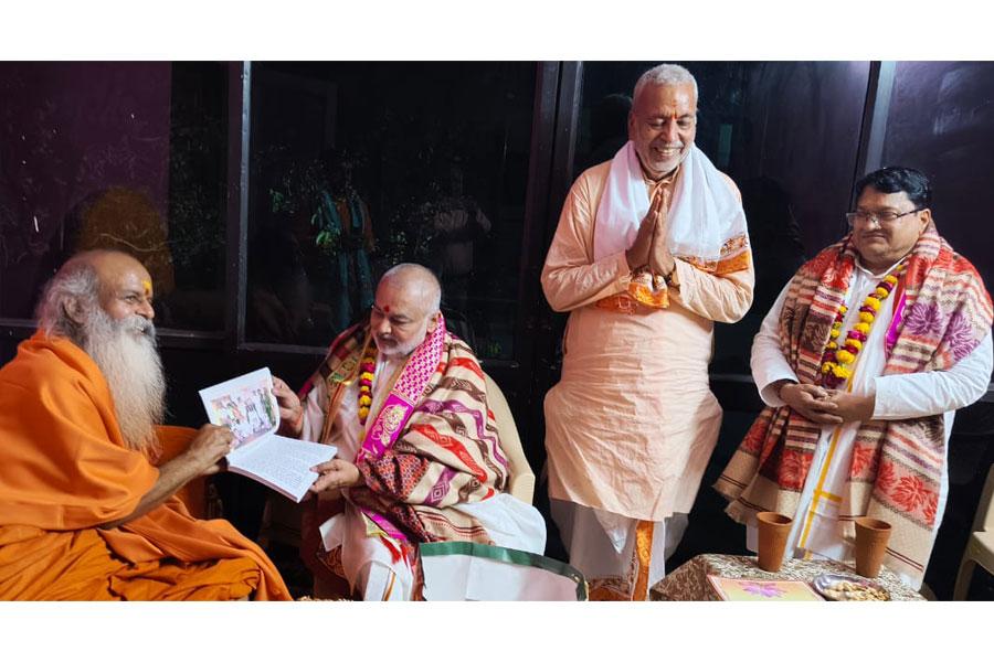 Brahmachari Girish Ji has visited Paramhans Pujya Swami Shri Gyananand Saraswati Ji Maharaj, Govardhan Shri Peethadheeshwar at Govardhan, Vrindavan.