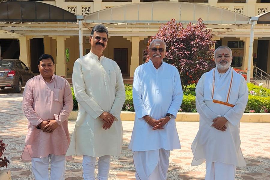 Honourable Shri Dinesh Chandra Ji, International Patron of Vishwa Hindu Parishad has visited Maharishi  Vedic Health Centre, Bhopal. 