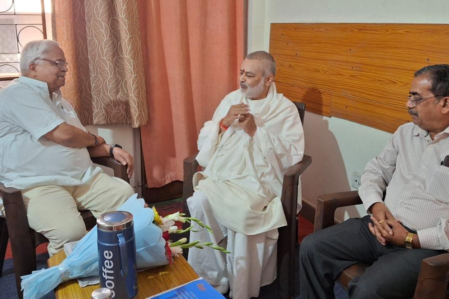 Brahmachari Girish Ji, Vaidya Shri Madhusudan Deshpandey Ji and Shri Ramdev Dubey Ji met with honourable Shri Suresh Joshi Ji (Bhaiya Ji), Sir Karyavah of RSS and honoured him with shawl, flower bouquet and sweets.