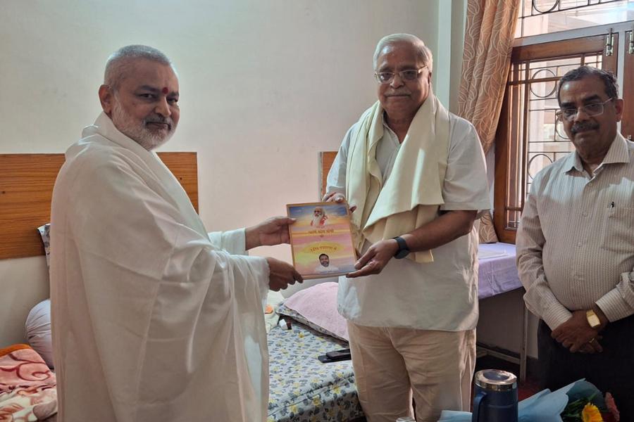 Brahmachari Girish Ji, Vaidya Shri Madhusudan Deshpandey Ji and Shri Ramdev Dubey Ji met with honourable Shri Suresh Joshi Ji (Bhaiya Ji), Sir Karyavah of RSS and honoured him with shawl, flower bouquet and sweets.