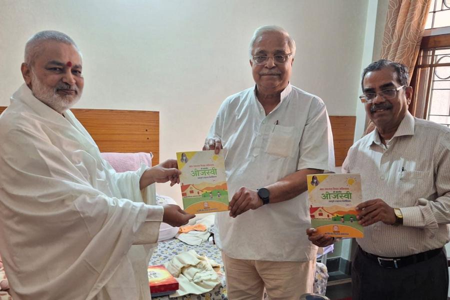 Brahmachari Girish Ji, Vaidya Shri Madhusudan Deshpandey Ji and Shri Ramdev Dubey Ji met with honourable Shri Suresh Joshi Ji (Bhaiya Ji), Sir Karyavah of RSS and honoured him with shawl, flower bouquet and sweets.