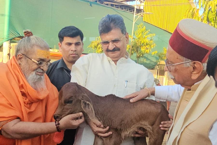 Anant Shri Vibhushit Jyotishpeethadheeshwar Jagatguru Shankaracharya Swami Vasudevanand Saraswati Ji Maharaj and Honourable Shri Dinesh Chandra Ji, International Patron of Vishwa Hindu Parishad has visited Maharishi Gaushala and Training Centre.