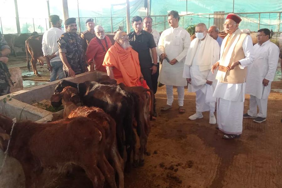 Anant Shri Vibhushit Jyotishpeethadheeshwar Jagatguru Shankaracharya Swami Vasudevanand Saraswati Ji Maharaj and Honourable Shri Dinesh Chandra Ji, International Patron of Vishwa Hindu Parishad has visited Maharishi Gaushala and Training Centre.