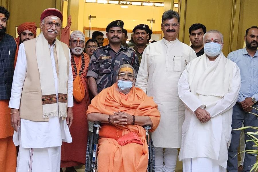 Anant Shri Vibhushit Jyotishpeethadheeshwar Jagatguru Shankaracharya Swami Vasudevanand Saraswati Ji Maharaj and Honourable Shri Dinesh Chandra Ji, International Patron of Vishwa Hindu Parishad has visited Maharishi Gaushala and Training Centre.