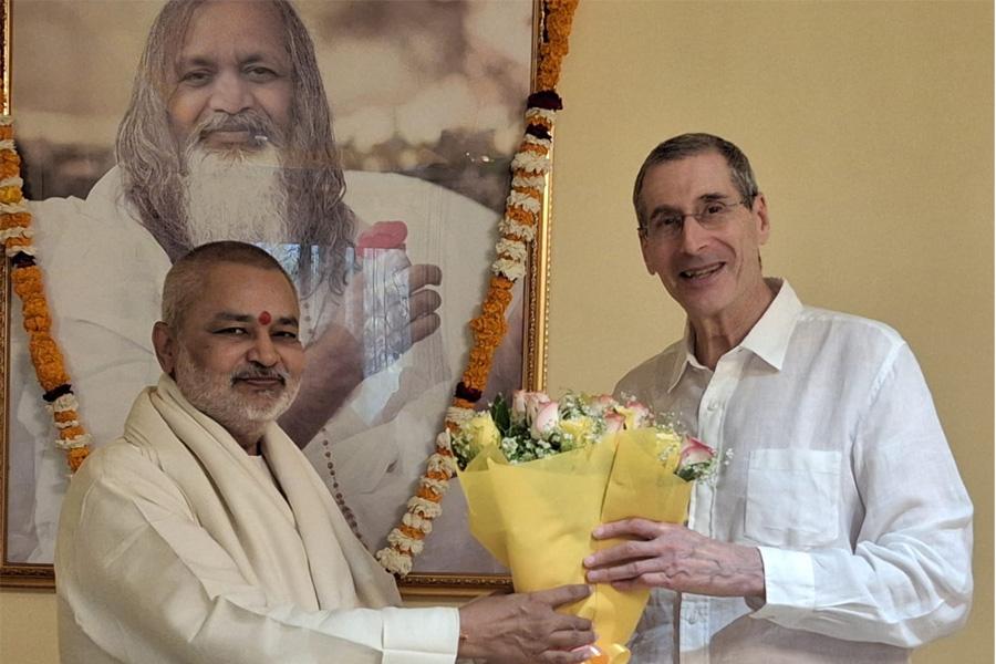 Brahmachari Girish ji has met Raja Dr. Harris Kaplan ji, welcomed and honoured him in Ved Bhumi Bharat with flowers, shawl, sweets and dry fruits.