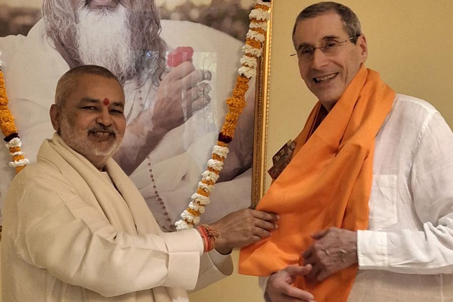 Brahmachari Girish ji has met Raja Dr. Harris Kaplan ji, welcomed and honoured him in Ved Bhumi Bharat with flowers, shawl, sweets and dry fruits. Girish ji has discussed with Raja Harris ji about establishment of permanent group of 10,000 Yogic Flyers to create permanent world peace and also progress of Maharishi Consciousness based Education in India. 