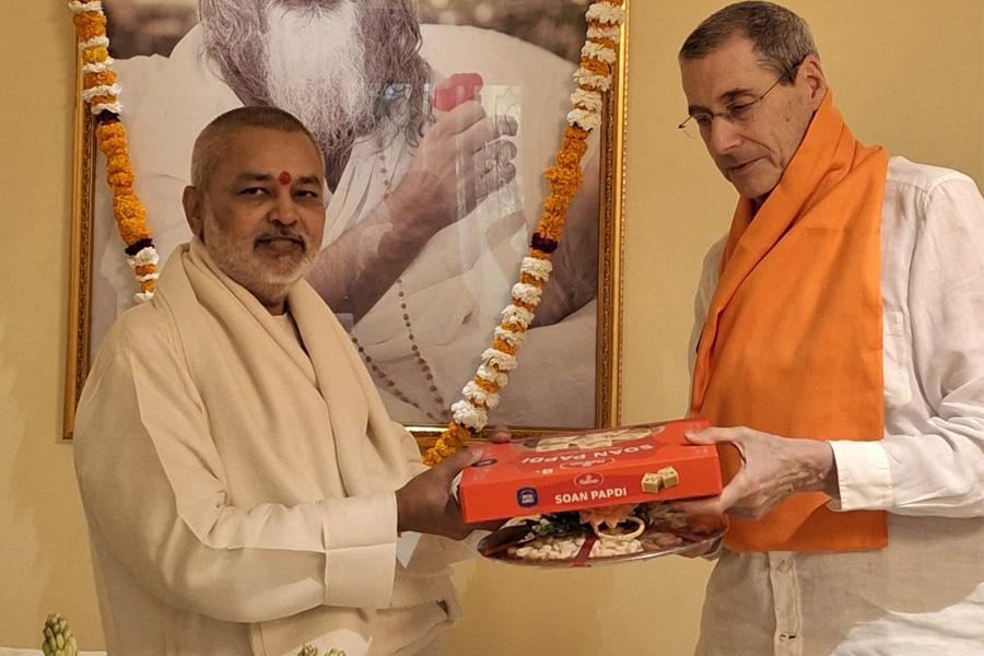 Brahmachari Girish ji has met Raja Dr. Harris Kaplan ji, welcomed and honoured him in Ved Bhumi Bharat with flowers, shawl, sweets and dry fruits. Girish ji has discussed with Raja Harris ji about establishment of permanent group of 10,000 Yogic Flyers to create permanent world peace and also progress of Maharishi Consciousness based Education in India. 