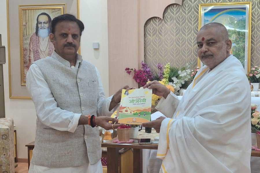 Brahmachari Girish Ji presented Annual Magazine of Maharishi Group-Gyan 2025, Ojaswi Health book and brochure of Maharishi Spiritual Citizens Awakening program to Hon'ble Shri Shukla Ji. 