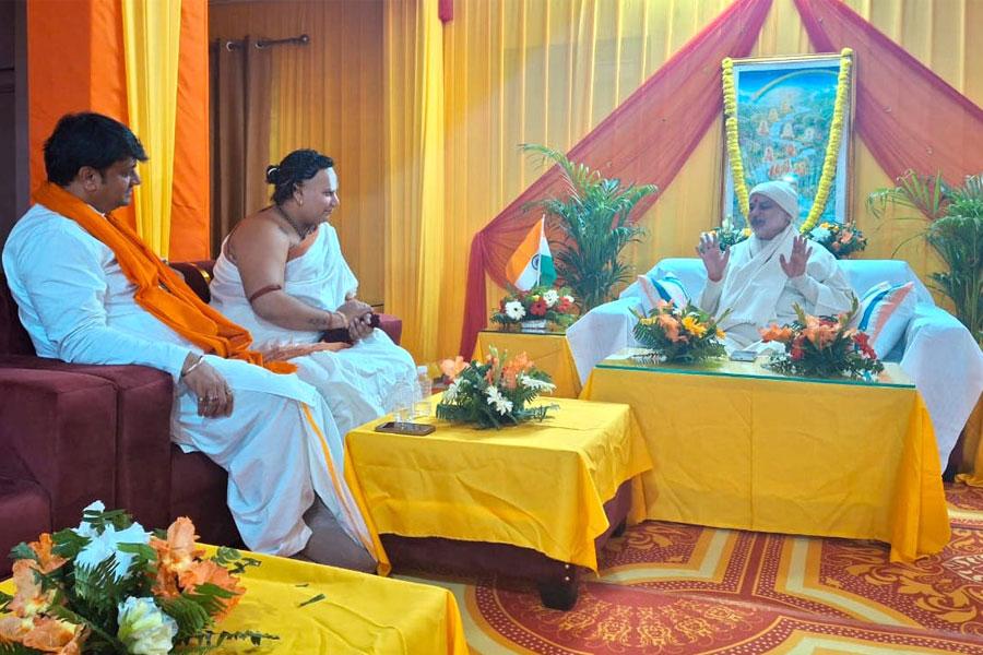 H.H. Rajrajeshwar Guruji, the Founder & Spiritual Leader of International Siddhashram Shakti Centre, UK has visited Brahmachari Girish Ji at Maharishi Ashram Prayagraj. Both spiritual leaders have discussed and reviewed current status of spiritual development world wide. Swami Abhiramacharya Ji also accompanied Guru Ji.
