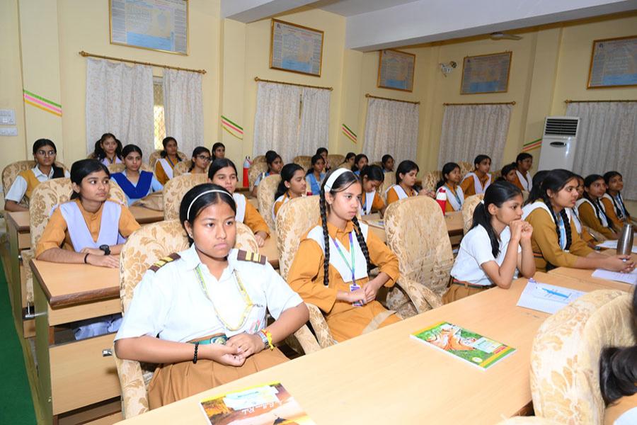 महर्षि वैदिक जीवन प्रशिक्षण कार्यक्रम का उद्घाटन एमसीईई परिसर, भोपाल में महर्षि शैक्षणिक संस्थान समूह के अध्यक्ष वेद विद्या मार्तंड ब्रह्मचारी गिरीश जी ने किया। इस 10 दिवसीय प्रशिक्षण कार्यक्रम में पूरे भारत से 144 छात्र एवं शिक्षक भाग ले रहे हैं। लिखित परीक्षा के माध्यम से हजारों विद्यार्थिओं में से इनका चयन किया गया है। उद्घाटन भाषण में ब्रह्मचारी जी ने छात्रों को महर्षि, वैदिक, जीवन और इस प्रशिक्षण के महत्व के विषय  में विस्तार से बताया।