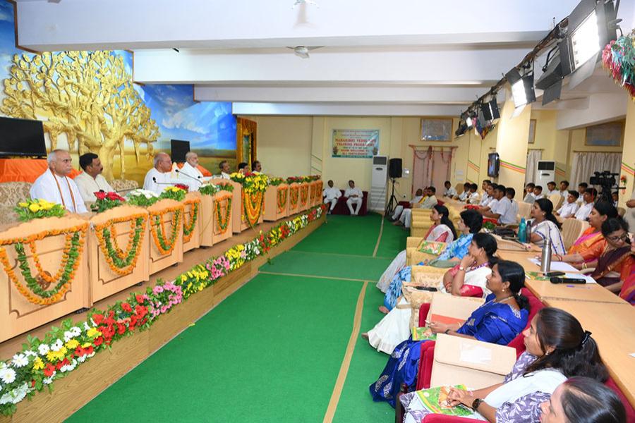 महर्षि वैदिक जीवन प्रशिक्षण कार्यक्रम का उद्घाटन एमसीईई परिसर, भोपाल में महर्षि शैक्षणिक संस्थान समूह के अध्यक्ष वेद विद्या मार्तंड ब्रह्मचारी गिरीश जी ने किया। इस 10 दिवसीय प्रशिक्षण कार्यक्रम में पूरे भारत से 144 छात्र एवं शिक्षक भाग ले रहे हैं। लिखित परीक्षा के माध्यम से हजारों विद्यार्थिओं में से इनका चयन किया गया है। उद्घाटन भाषण में ब्रह्मचारी जी ने छात्रों को महर्षि, वैदिक, जीवन और इस प्रशिक्षण के महत्व के विषय  में विस्तार से बताया।