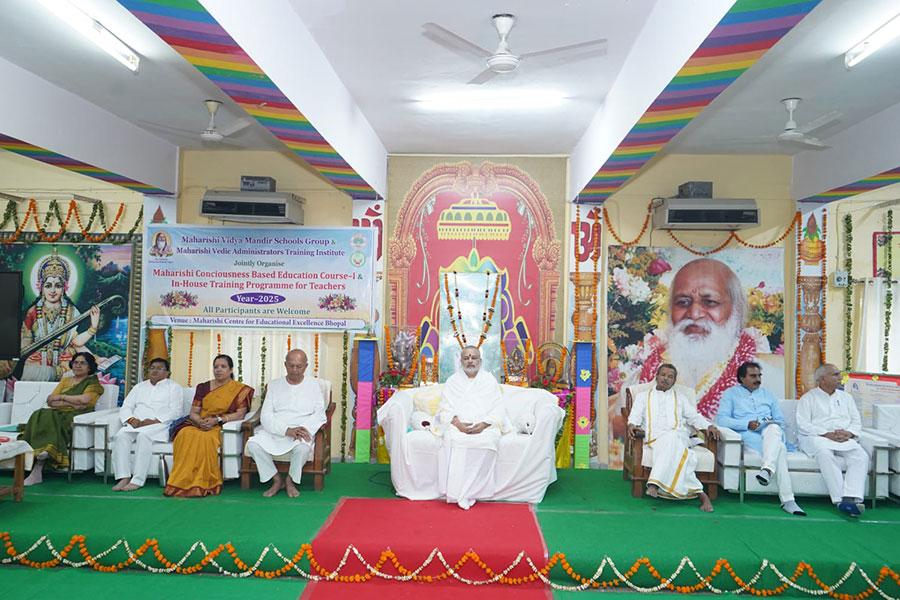 महर्षि वैदिक जीवन प्रशिक्षण कार्यक्रम का उद्घाटन एमसीईई परिसर, भोपाल में महर्षि शैक्षणिक संस्थान समूह के अध्यक्ष वेद विद्या मार्तंड ब्रह्मचारी गिरीश जी ने किया। इस 10 दिवसीय प्रशिक्षण कार्यक्रम में पूरे भारत से 144 छात्र एवं शिक्षक भाग ले रहे हैं। लिखित परीक्षा के माध्यम से हजारों विद्यार्थिओं में से इनका चयन किया गया है। उद्घाटन भाषण में ब्रह्मचारी जी ने छात्रों को महर्षि, वैदिक, जीवन और इस प्रशिक्षण के महत्व के विषय  में विस्तार से बताया।