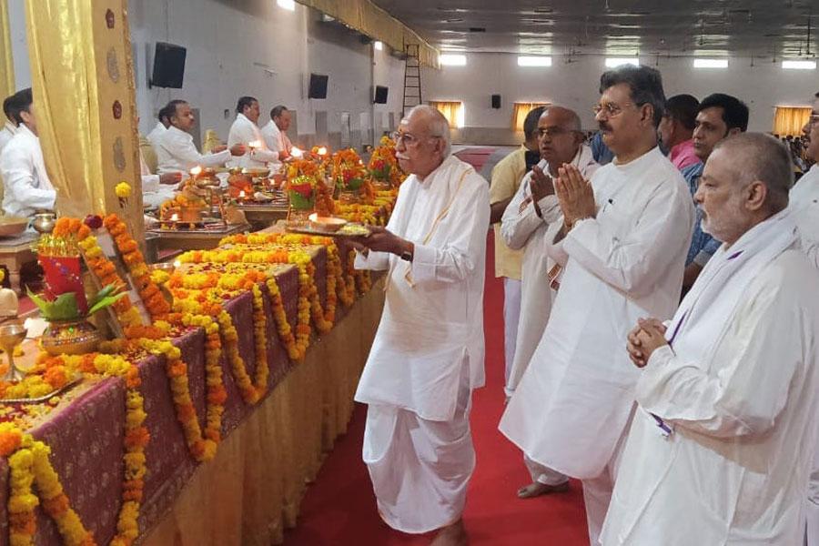 Honourable Shri Dinesh Ji, International Patron of Vishwa Hindu Parishad has visited Maharishi Ved Vigyan Vidyapeeth and Maharishi Mahesh Yogi Vedic Vishwavidyalaya campus situated at Brahmsthan of India (Geographical Centre of India), village Karaundi, district Katni. Shri Dinesh Ji has attended Shri Atirudrabhishedk performed by 1331 Maharishi Vedic Pundits, visited 5 Yagya Mandaps of Adbhut Shanti Mahayagyas.	