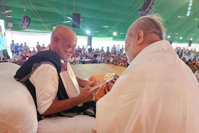 Brahmachari Girish Ji with Shri Ved Prakash Sharma, Shri Shrikant Agasty, Shri Ramdev Dubey got a chance to have darshan of Pujya Sant and world renounced Katha Vachak Shri Murari Bapu Ji and listening live Shriram Katha.