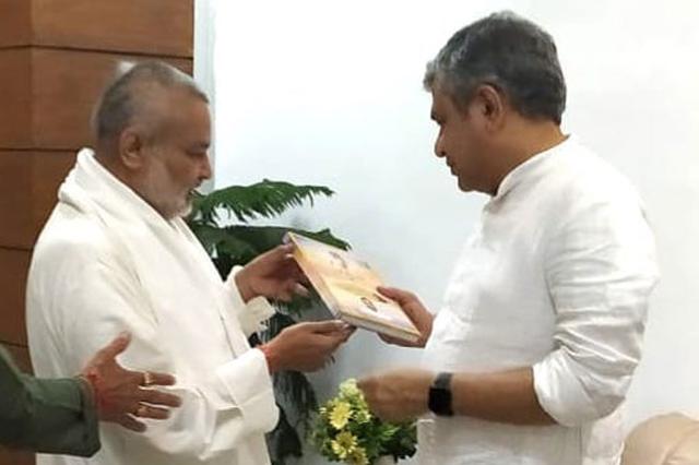 Brahmachari Girish Ji met Honorable Union Railway Minister Shri Ashwini Vaishnaw Ji .